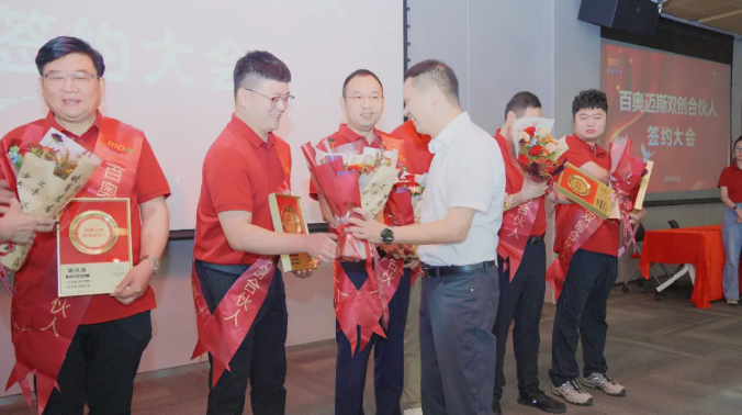 1751016102714110baws.png image.png